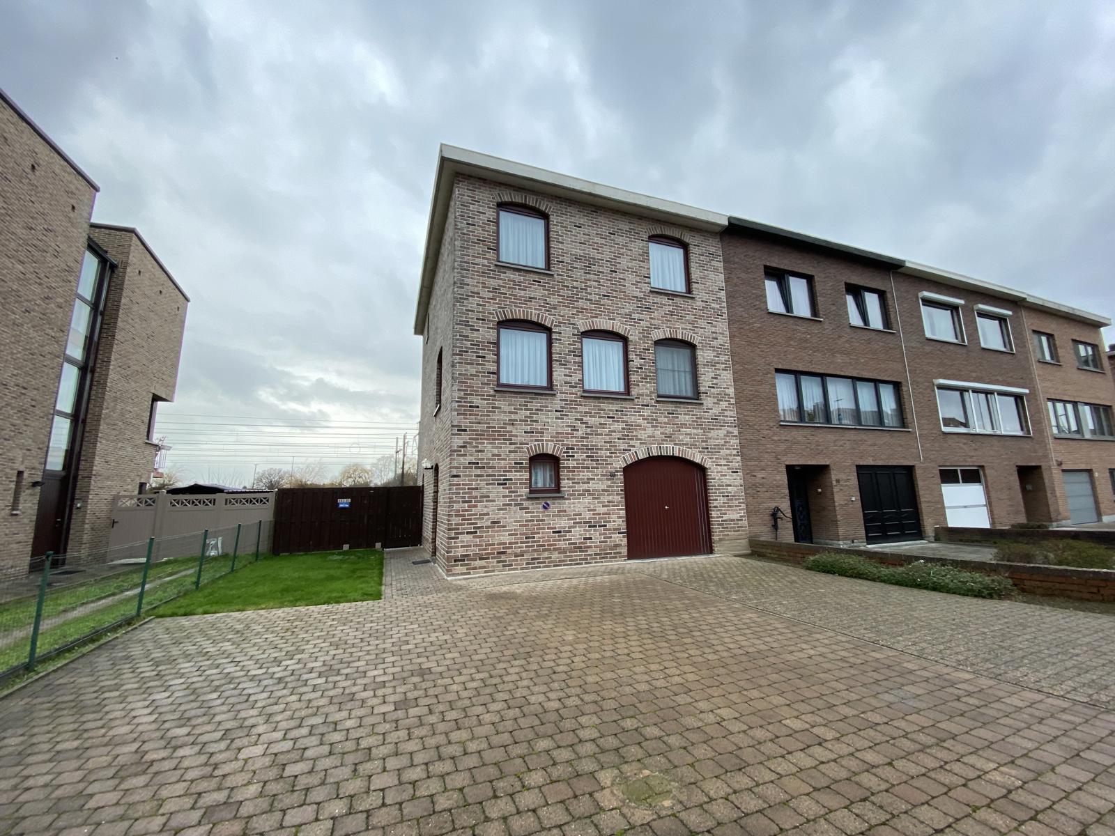 OPTIE Goed onderhouden driegevelwoning met 3 slaapkamers – Immo Pické