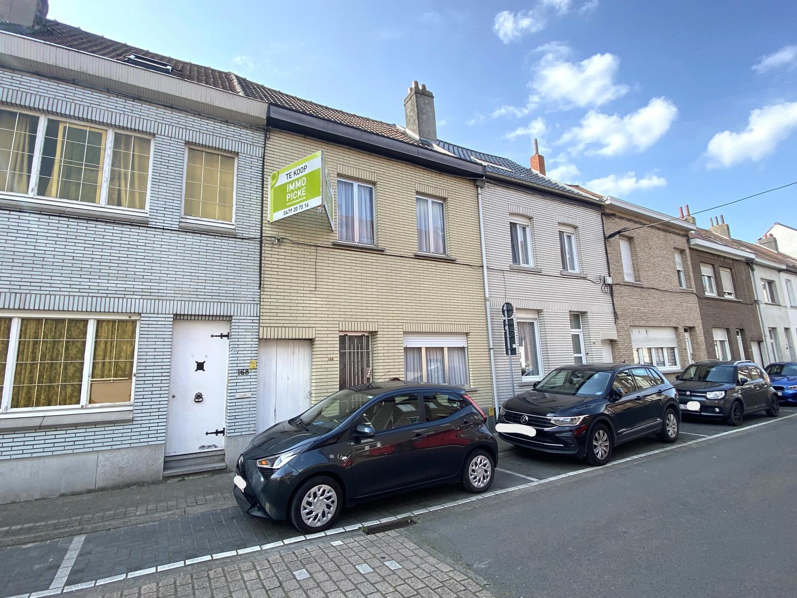 OPTIE Ruime op te frissen woning met 3 slaapkamers – Immo Pické