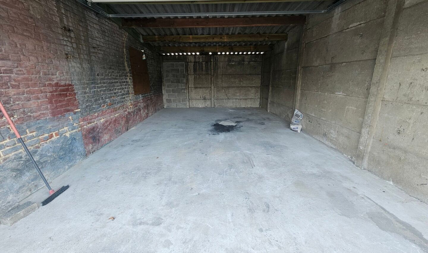 Binnenstaanplaats te huur in Sint-Pieters-Leeuw