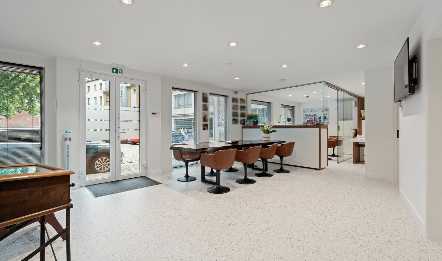 Immeuble de bureaux à vendre à Sint-Pieters-Leeuw