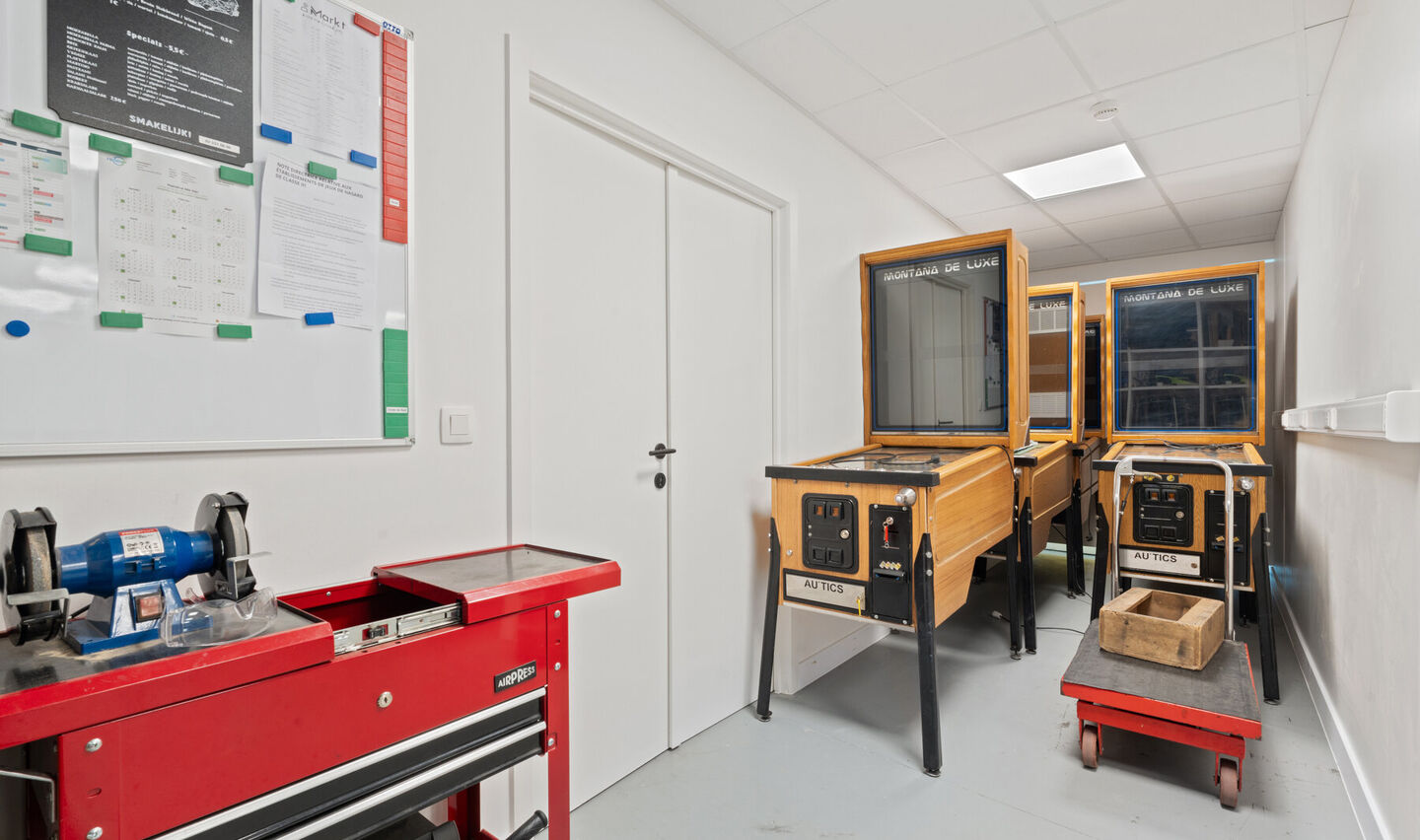 Kantoorgebouw te koop in Sint-Pieters-Leeuw
