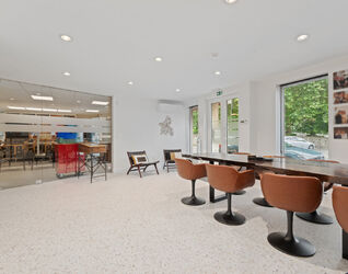 Immeuble de bureaux à vendre à Sint-Pieters-Leeuw